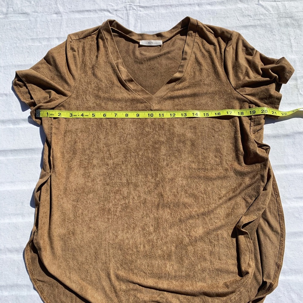 ☀️4/25 Ripe Suede-Look High/Low V-Neck Tee - Picture 10 of 11